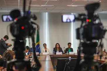 Brasília (DF) 04/07/2024 – Ministra da Gestão e Inovação em Serviços Públicos, Esther Dweck (c), durante entrevista coletiva, para anunciar o novo cronograma do Concurso Público Nacional Unificado (CPNU).
Foto: Jose Cruz/Agência Brasil