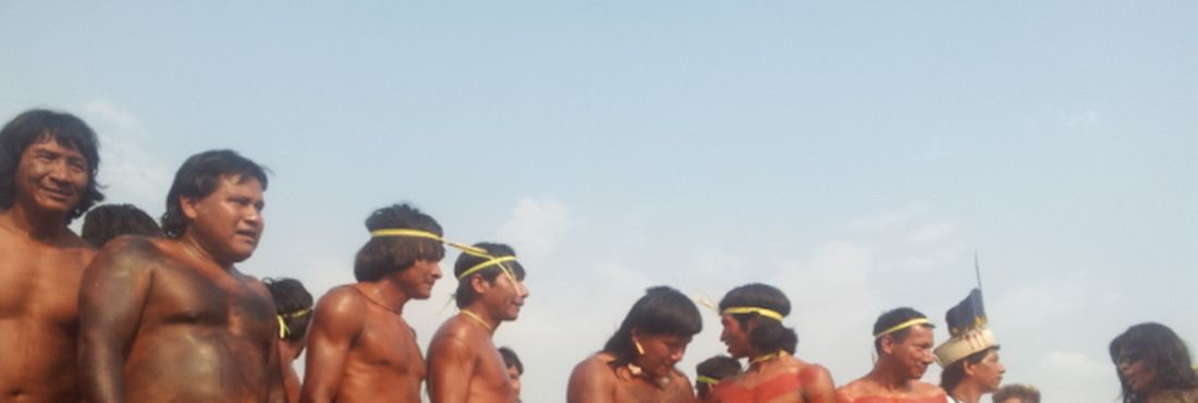 Índios da etnia timbira posam para fotos depois de vencerem a corrida com toras na Esplanada dos Ministérios