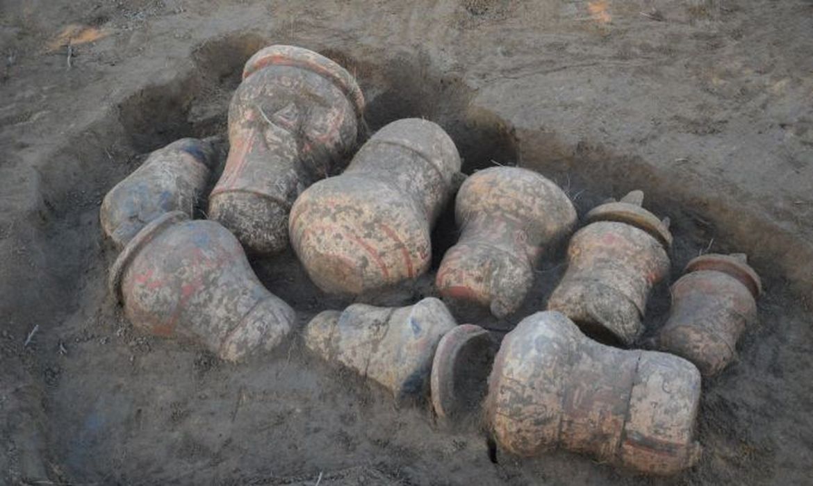 Arqueólogos  do Instituto Mamirauá descobrem “cemitério” na Amazônia com urnas funerárias indígenas que podem ter mais de 500 anos.