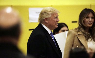 Donald Trump chega para votar em Nova York acompanhado de sua esposa Melania