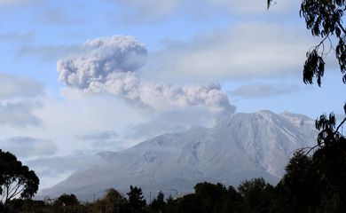 Vulcão Calbuco no Chile entra em erupção