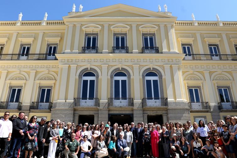 Representantes das entidades envolvidas na recuperação do Museu Nacional em frente à fachada do museu. Universidade Federal do Rio de Janeiro (UFRJ) apresenta um  balanço das obras de reconstrução do museu e a programação do bicentenário da independência.