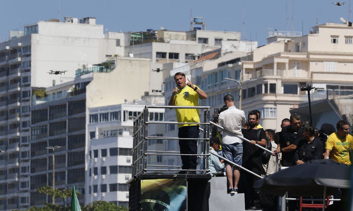 Rio de Janeiro (RJ) 21/04/2024 – O ex-presidente Jair Bolsonaro reúne apoiadores em manifestação política na orla de Copacabana. Foto: Fernando Frazão/Agência Brasil