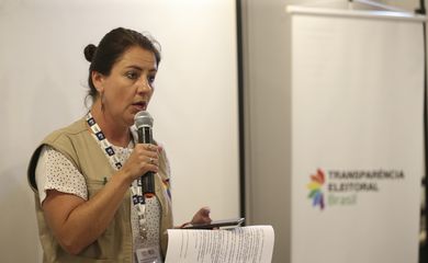 Coordenadora Geral da Transparência Eleitoral Brasil, Ana Claudia Santano, fala durante coletiva sobre primeiras horas de acompanhamento das Eleições