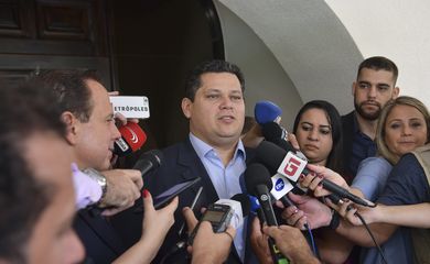 

Presidente do Senado Federal, senador Davi Alcolumbre (DEM-AP), concede entrevista.

 

Foto: Marcos Brandão/Senado Federal
