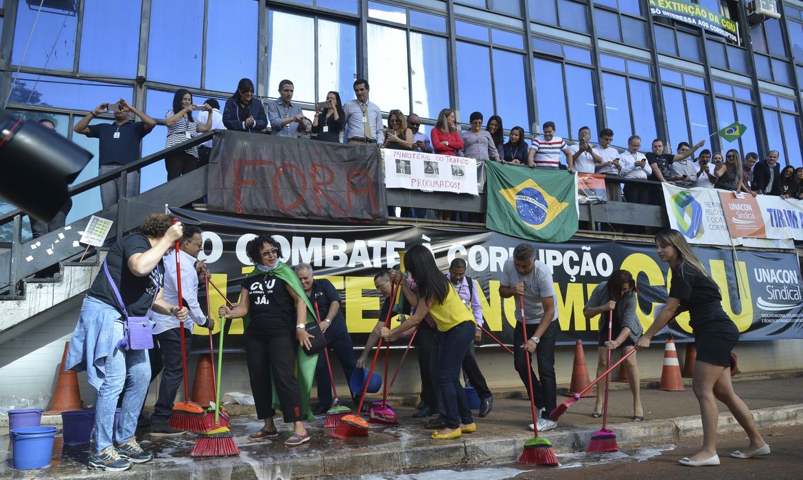 Brasília - Servidores da extinta CGU fazem ato para pedir a exoneração do ministro da Transparência, Fiscalização e Controle, Fabiano Silveira (Antonio Cruz/Agência Brasil)