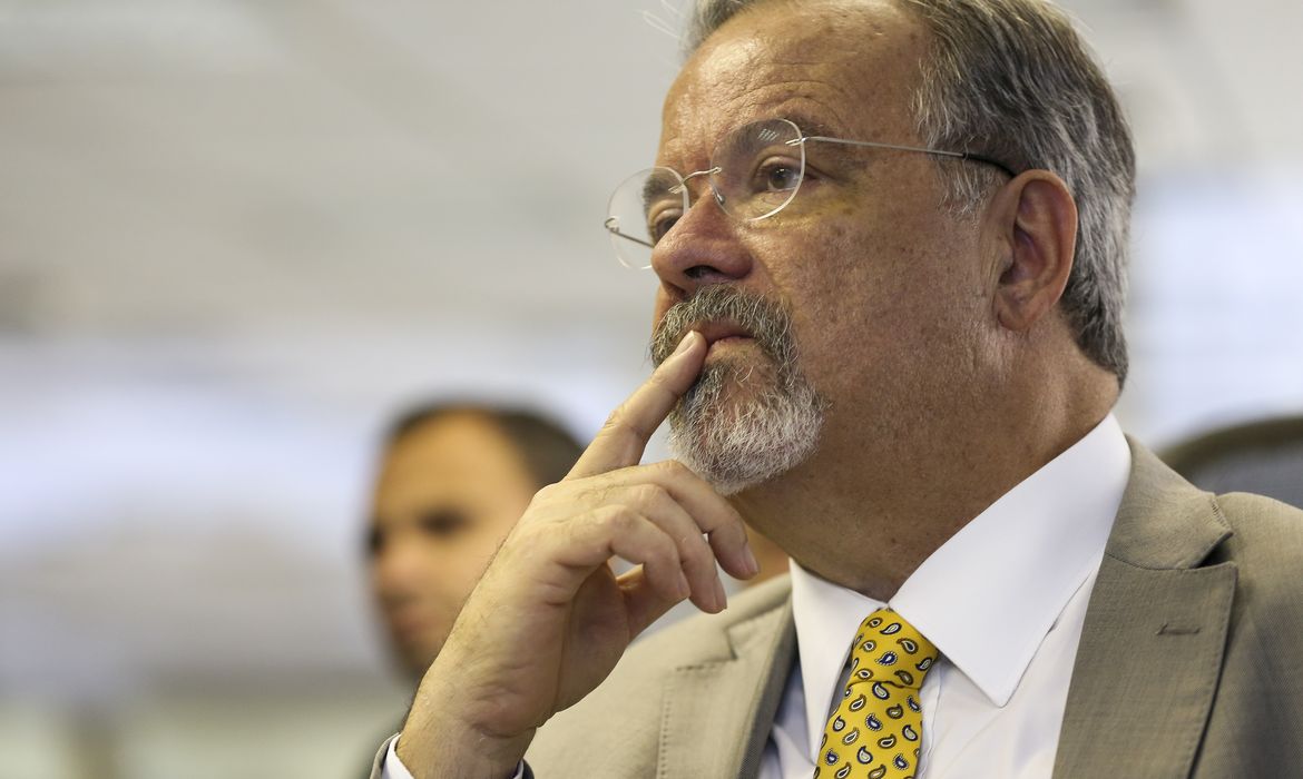 O ministro da Segurança Pública, Raul Jungmann, acompanha o andamento da votação, no Centro Integrado de Comando e Controle das Eleições Gerais de 2018 (CICCE), em Brasília. 