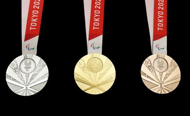 A parte traseira das medalhas do Paraolímpico de Tóquio 2020 são retratadas na cerimônia 'One Year to Go', que comemora um ano do início dos Jogos Paraolímpicos de Tóquio 2020 em Tóquio, Japão, 25 de agosto de 2019. REUTERS / Issei Kato