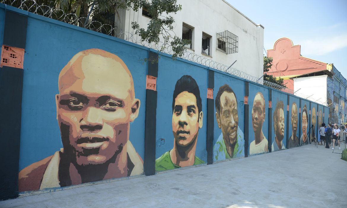 Rio de Janeiro - Artistas pintam em fachadas de antigos armazéns na Orla Conde rostos de atletas do time de refugiados das Olimpíadas Rio 2016 (Tomaz Silva/Agência Brasil)
