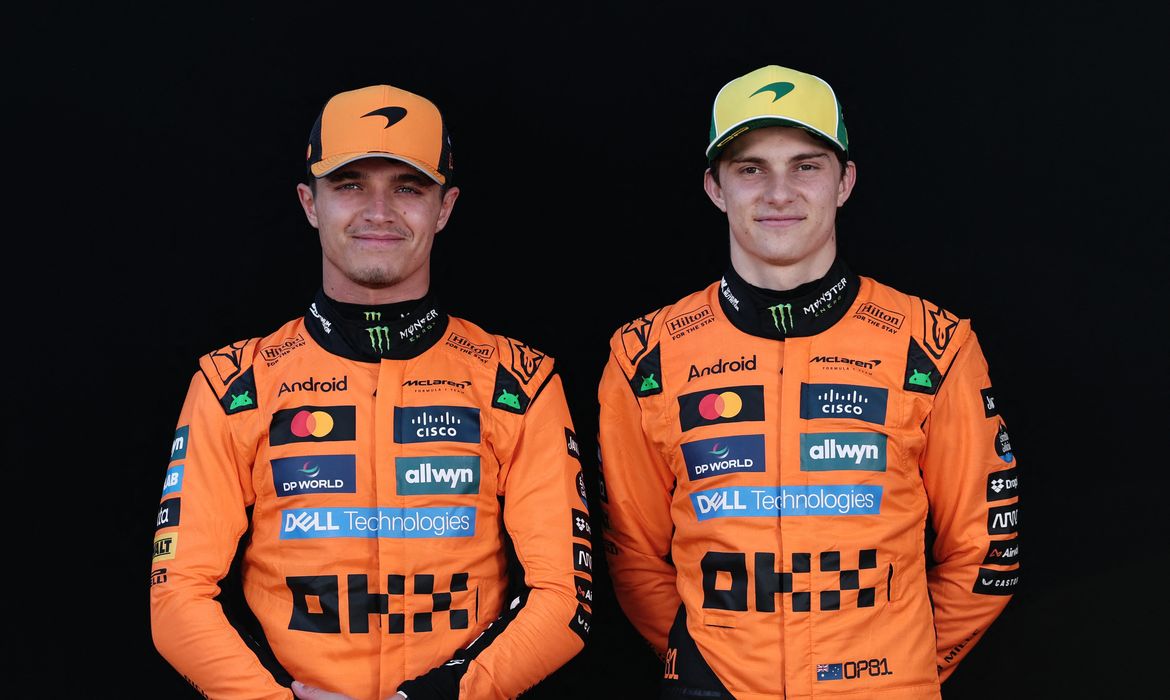 Pilotos da McLaren, Lando Norris e Oscar Piastri, em Melbourne, na Austrália
13/03/2025 REUTERS/Mark Peterson
