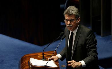 Brasília - Senador Romero Jucá durante sessão plenária do Senado que revogou o afastamento parlamentar de Aécio Neves, imposto pela Primeira Turma do STF (Wilson Dias/Agência Brasil)