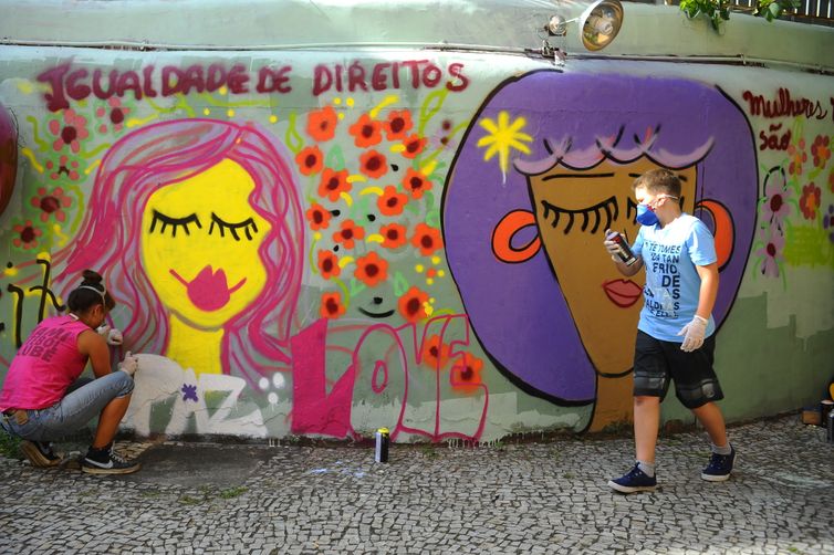 Jovens decoram com grafites temáticos os muros do Conselho Estadual dos Direitos da Mulher em lembrança ao Dia Internacional de Combate à Violência Contra a Mulher (Fernando Frazão/Agência Brasil)