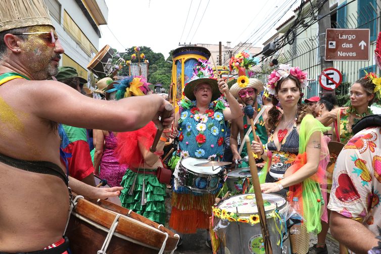 Rio de Janeiro (RJ), 11/02/2023 - Desfile do bloco carnavalesco Céu na Terra pelas ruas do bairro de Santa Teresa, zona sul da cidade. (Foto:Tânia Rêgo/Agência Brasil)