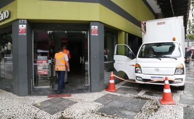 São Paulo (SP) 22/03/2024 - Uma série de apagões continuam a afligir a cidade de SP. Hoje, unidades do SESC 24 de Maio e 14 Bis avisaram seus clientes e frequentadores que não vão abrir por causa da falta de energia. Lojas fechadas na Rua Barao de Itapetininga e bares funcionando a luz de velas.
Foto: Paulo Pinto/Agência Brasil