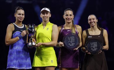  Arábia Saudita - 08/11/2025Tennis - WTA Finals - Riyadh - King Saud University Indoor Arena, Riyadh, Saudi Arabia - November 8, 2025 Belgium's Elise Mertens and Russia's Veronika Kudermetova pose with the trophy after winning the doubles final match alongside runners up Brazil's Luisa Stefani and Hungary's Timea Babos REUTERS/Hamad I Mohammed