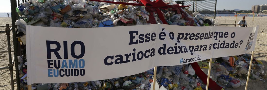 Ação da Comlurb mostra montanha de lixo deixado em Copacabana durante o feriado