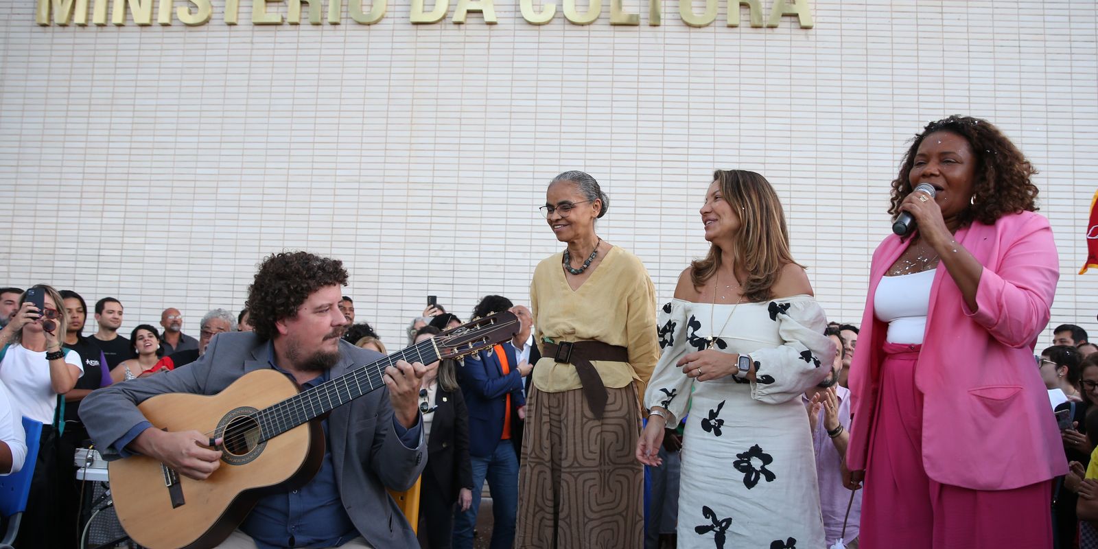 Cultura é do povo brasileiro e precisa ser respeitada, diz ministra