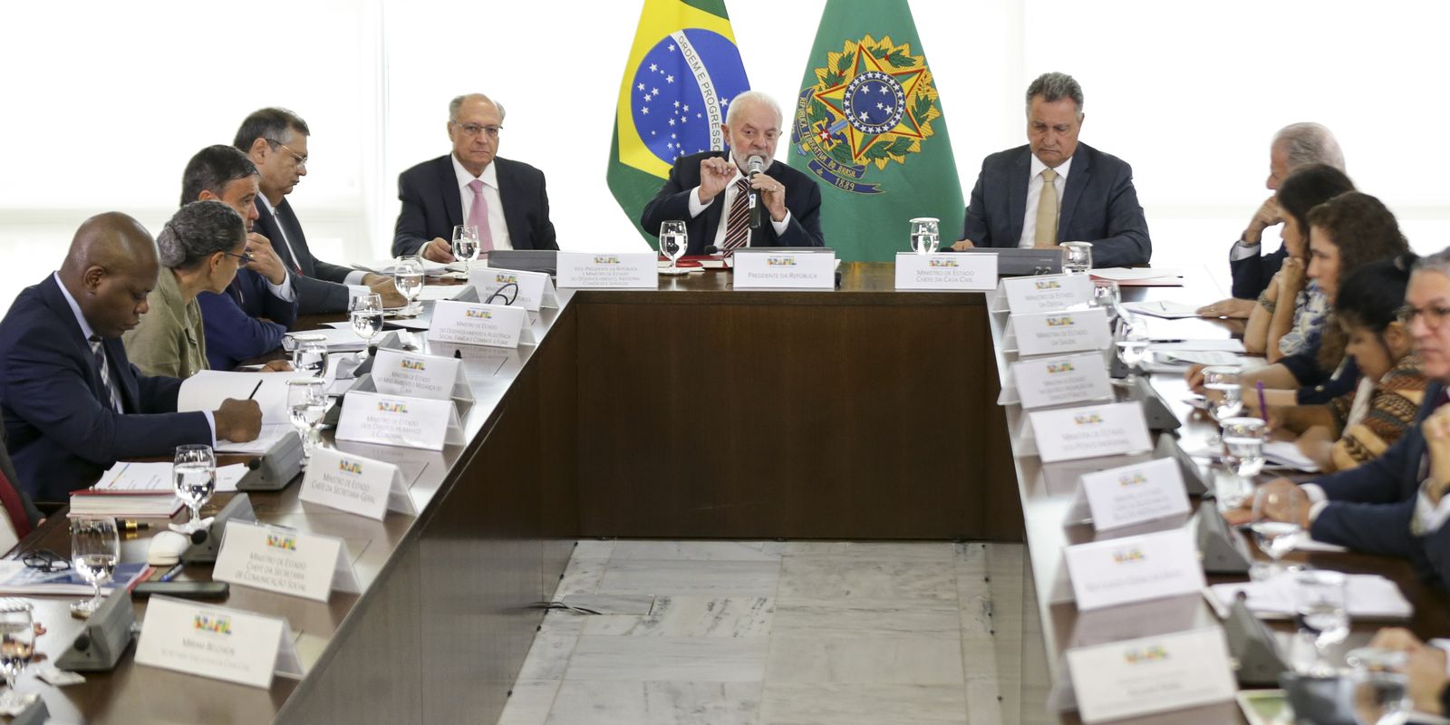 Indígenas devem ser tratados como questão de Estado, afirma Lula