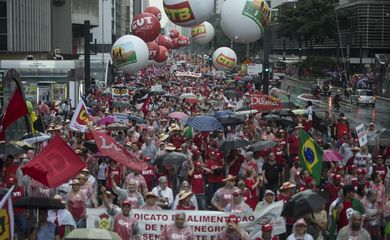 Centrais Sindicais, Movimentos Sociais e diversas entidades realizam manifestação em defesa da Petrobras em São Paulo (Marcelo Camargo/Agência Brasil)