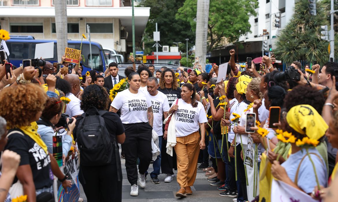 Rio de Janeiro (RJ), 30/10/2024 – Mãe de Marielle Franco, Marinete Silvia, chegando ao Tribunal de Justiça, no centro do Rio de Janeiro, para o primeiro dia de julgamento dos acusados pelo assassinato da vereadora e do motorista Anderson Silva. Foto: Tomaz Silva/Agência Brasil