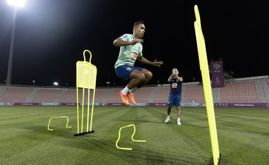 07-12 Treino da Seleção Brasileira no CT em Doha. Alex Sandro - lateral-esquerdo