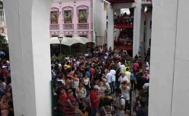 Os fãs formaram uma imensa fila no Centro Dragão do  Mar, em Fortaleza, para as despedidas ao cantor Belchior