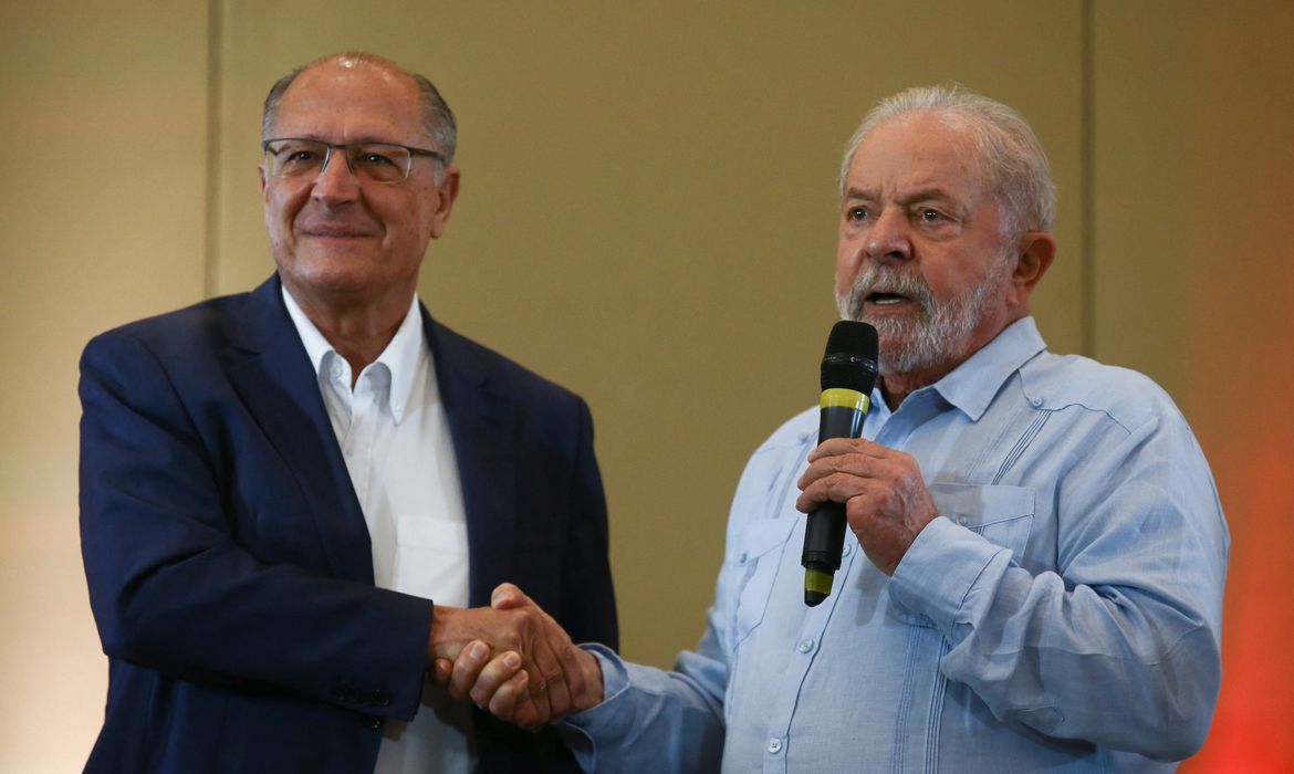 Lula e Alckmin se cumprimentam em evento em São Paulo