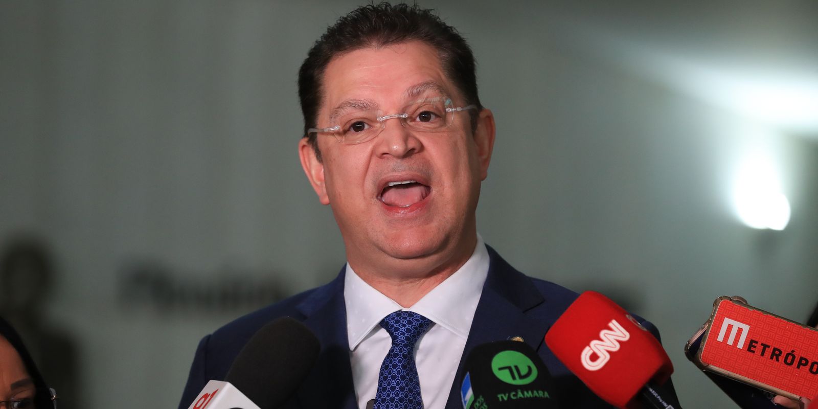 Prisão de Bolsonaro mobiliza aliados e adversários nas redes sociais