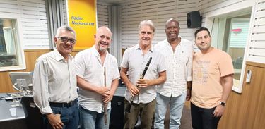 Duo Robatto, Davson de Souza, diretor da Escola de Música de Brasília e o violonista Vinícius Vianna