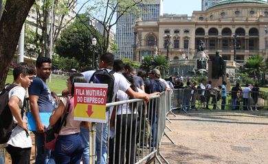O sindicato dos comerciários de São Paulo promove mutirão do emprego.