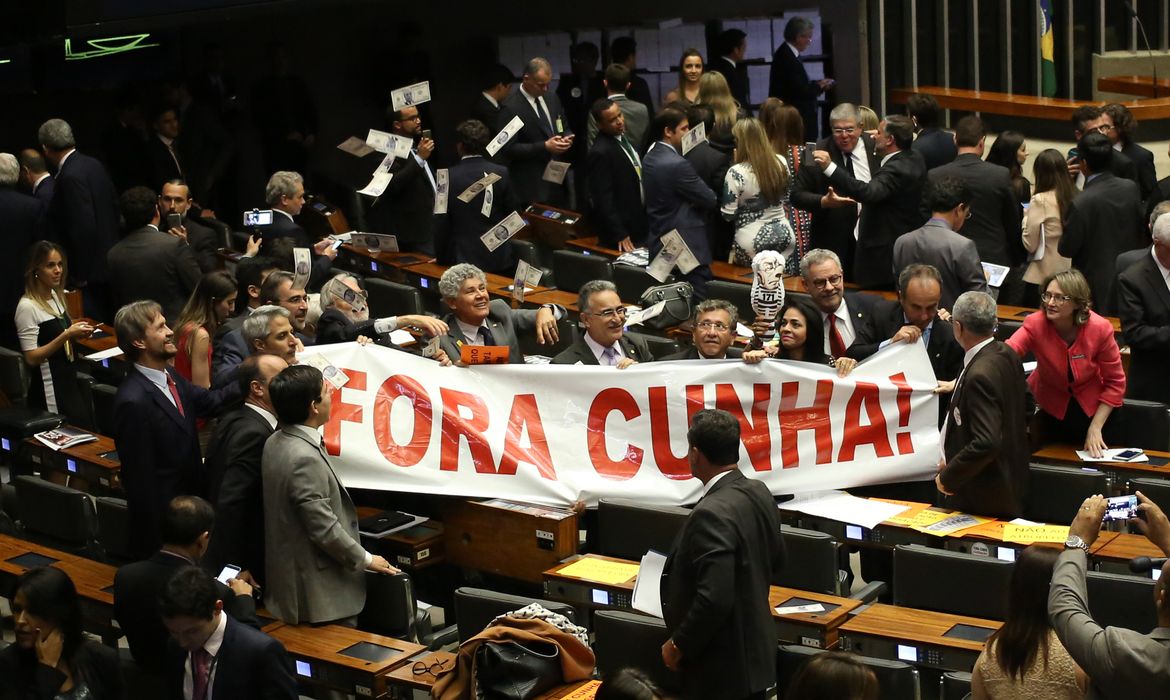 Brasília - O plenário da Câmara dos Deputados aprovou por 450 a favor,  10 contra e 9 abstenções a cassação do mandato do deputado afastado Eduardo Cunha (Fabio Rodrigues Pozzebom/Agência Brasil)