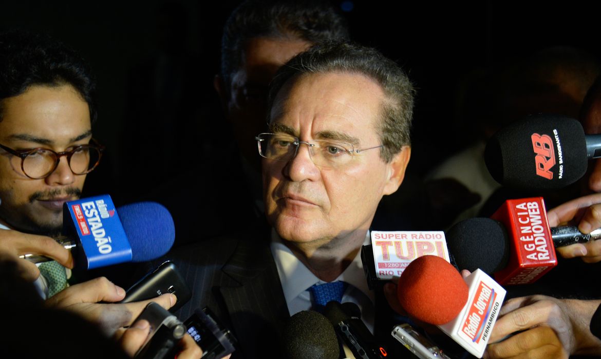 O presidente do Senado, Renan Calheiros, fala à imprensa a repatriação de recursos de brasileiros (Wilson Dias/Agência Brasil)