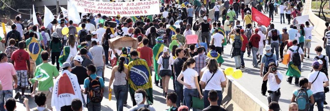 Mais de 50 mil pessoas ocupam o viaduto da Lagoinha em Belo Horizonte rumo a UFMG, ao lado do estádio onde joga a seleção Brasileira hoje. Foto: