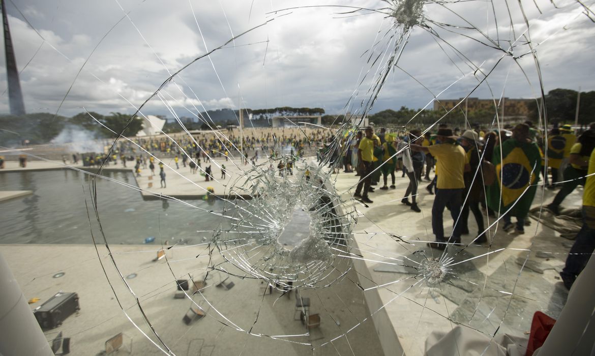 Brasilia (DF) 08/01/2023 - Golpistas invadem prédios públicos na praça dos Três Poderes. Vandalos  na rampa de acesso do Palácio do Planalto.