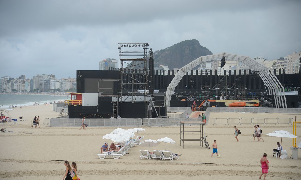 Rio de Janeiro - Montagem do palco central que receberá os shows da virada de ano na Praia de Copacabana (Fernando Frazão/Agência Brasil)