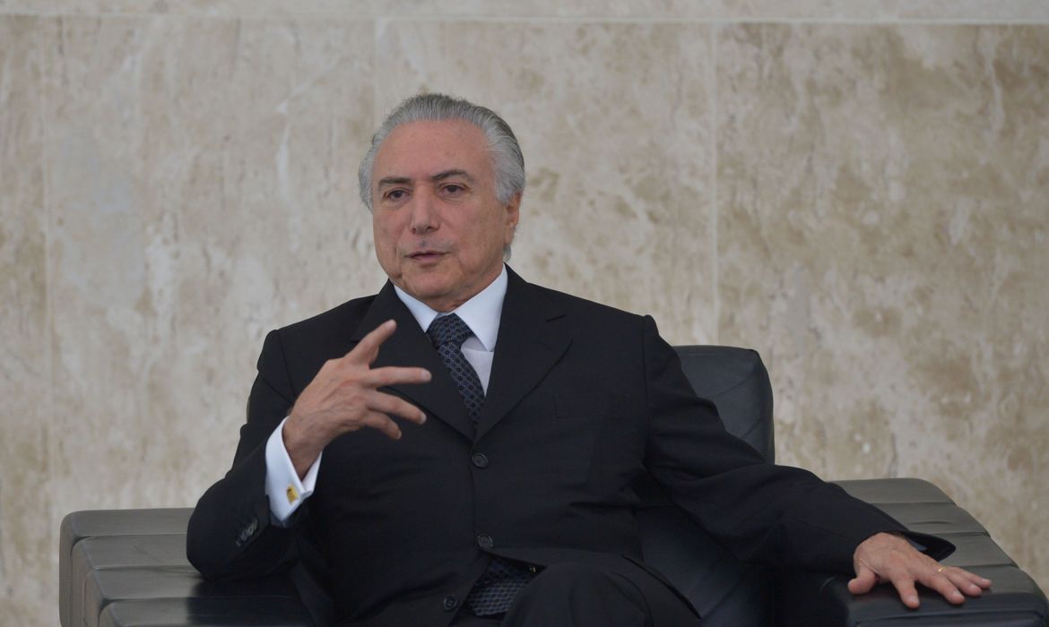 Brasília - O presidente interino Michel Temer recebe em cerimônia no Palácio do Planalto, credenciais de seis embaixadores (José Cruz/Agência Brasil)