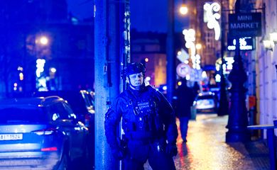 Policial protege área após ataque a tiros em um dos edifícios da Universidade Charles em Praga
21/12/2023
REUTERS/David W Cerny