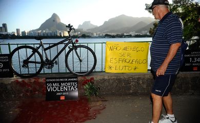 Protesto da ONG Rio de Paz pela morte do médico Jaime Gold, 56 anos, esfaqueado em um assalto na Lagoa Rodrigo de Freitas, quando passeava de bicicleta (Fernando Frazão/Agência Brasil)