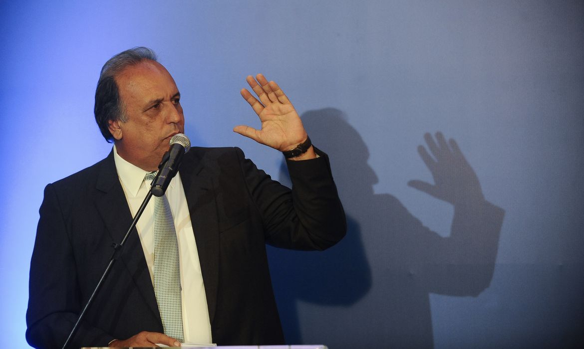 O governador Luiz Fernando Pezão dá posse ao secretariado estadual no Palácio Guanabara (Tânia Rêgo/Agência Brasil)