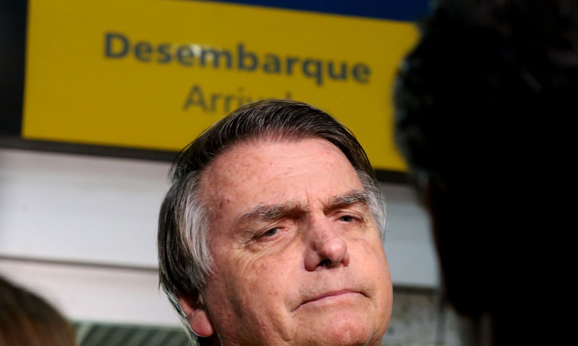 Rio de Janeiro (RJ), 29/06/2023 - O ex-presidente Jair Bolsonaro desembarca no aeroporto Santos Dumont e fala sobre o julgamento no TSE que pode torná-lo inelegível. Foto:Tânia Rêgo/Agência Brasil