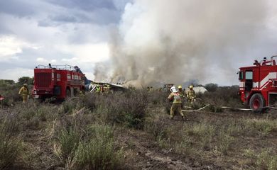 Um avião da companhia Aeroméxico caiu hoje (31) no Aeroporto Guadalupe Victoria, em Durango, no norte do México. 
