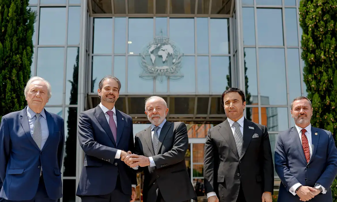 Presidente da República, Luiz Inácio Lula da Silva, durante sessão solene por ocasião da assinatura de Declaração de Intenções entre o Brasil e a Interpol. Sede da Interpol, Lyon - França.

Foto: Ricardo Stuckert / PR