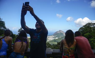  Movimento de turistas no Centro de Visitantes Paineiras, que dá acesso ao Cristo Redentor, após a liberação das vias que estavam fechadas por deslizamentos de terra. 