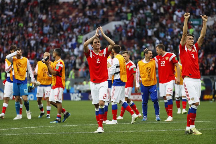 Jogadores da Russia comemoram após vitória sobre a Arábia Saudita
/Yuri Kochetkov/EFE/Direitos Reservados Jogadores da Russia comemoram após vitória sobre a Arábia Saudita