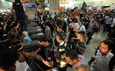 Rio de Janeiro - Protesta contra o aumento da passagem de ônibus. Policiais e manifestantes entraram em confronto dentro da Estação Central do Brasil (Fernando Frazão/Agência Brasil)