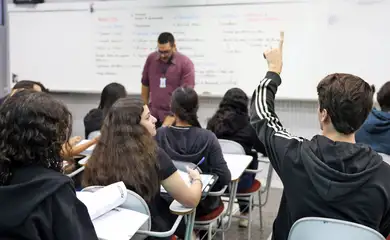 Brasília (DF), 24/10/2024 - Professor do colégio Galois, Samuel Rbeiro Costa, em sala de aula com alunos na preparação nos últimos dias antes da prova do Enem 2024.  Foto: José Cruz/Agência Brasil