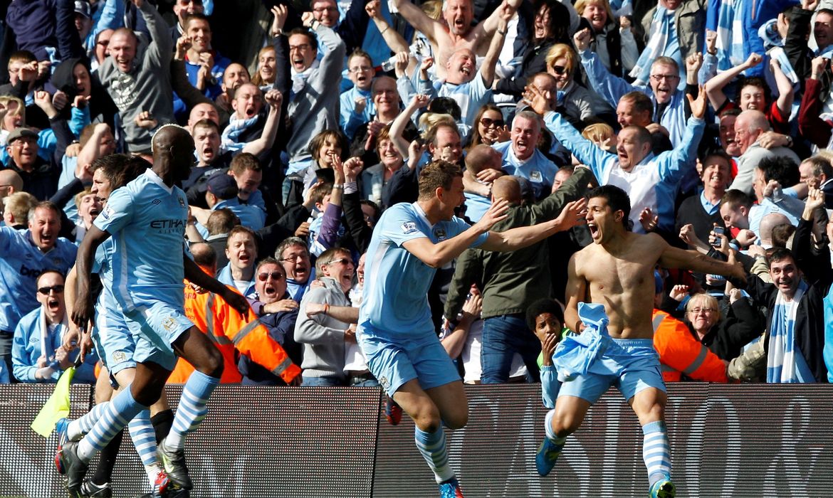 Sergio Aguero comemora gol decisivo, marcado nos acréscimos durante partida contra o Queen's Park Rangers, que deu ao Manchester City o título do Campeonato Inglês da temporada 2011/2012