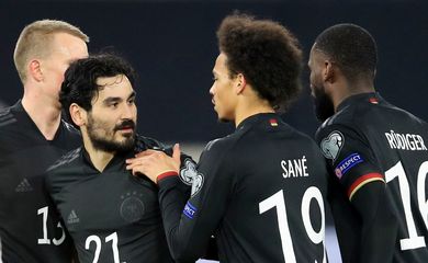 Jogadores da Alemanha comemoram gol contra Islândia