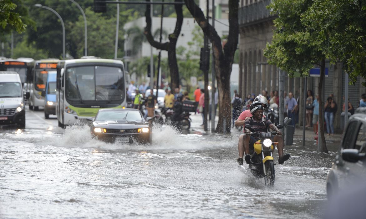 Rio de Janeiro - Forte chuva no início da tarde de hoje deixa ruas alagadas no centro da cidade  (Tomaz Silva/Agência Brasil)