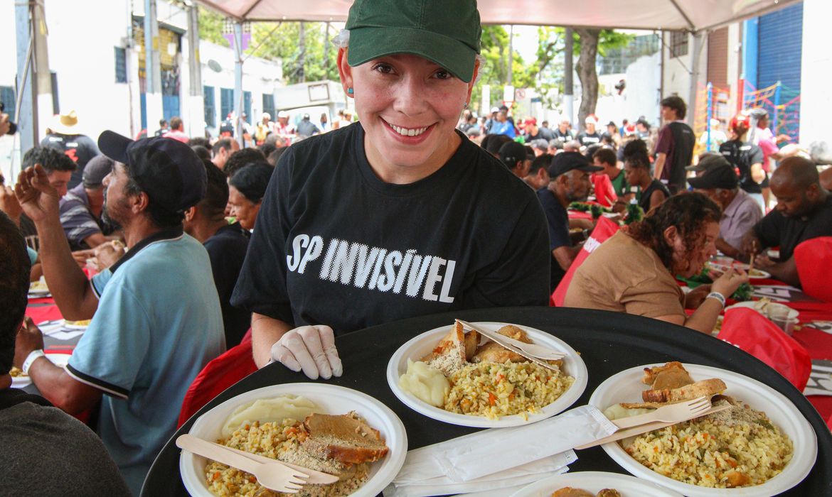 São Paulo (SP), 23/12/2023 - Ceia de Natal distribuida pela ONG SP Invisível para pessoas em vulnerabilidade social, durante a Jornada Nacional de Solidariedade Contra a Pobreza e a Fome, em Belenzinho. Foto: Rovena Rosa/Agência Brasil